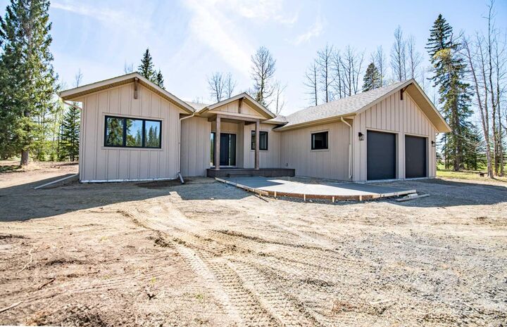 Property Photo: 413 Valley View Close AB T4T 2A2