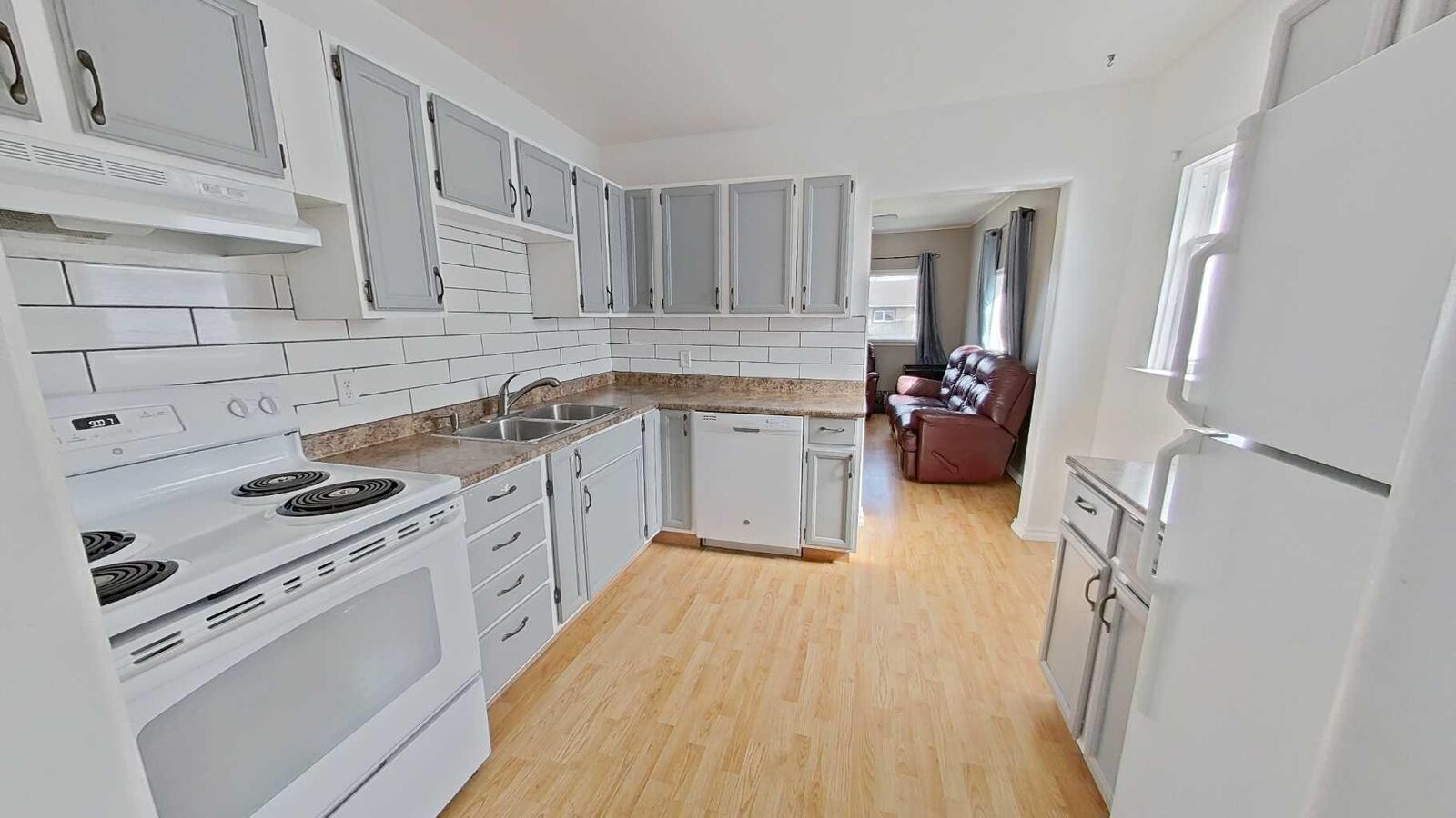 Property Photo:  309 52 Avenue W  AB T0L 0T0 