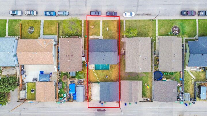 Property Photo:  379 Maitland Crescent NE  AB T2A 5T6 