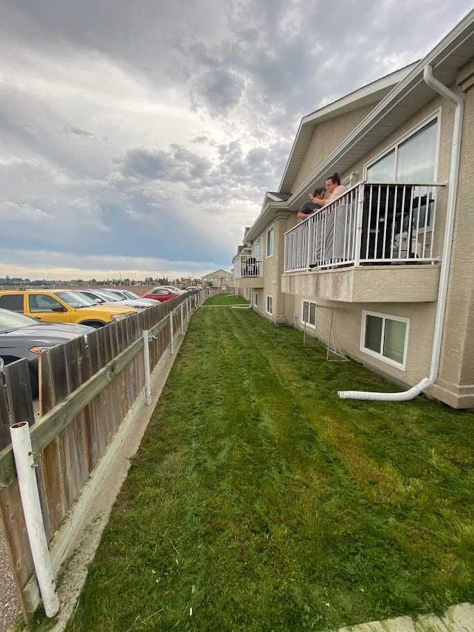 Property Photo:  15 Highlands Place W 3  AB T1J 4X8 
