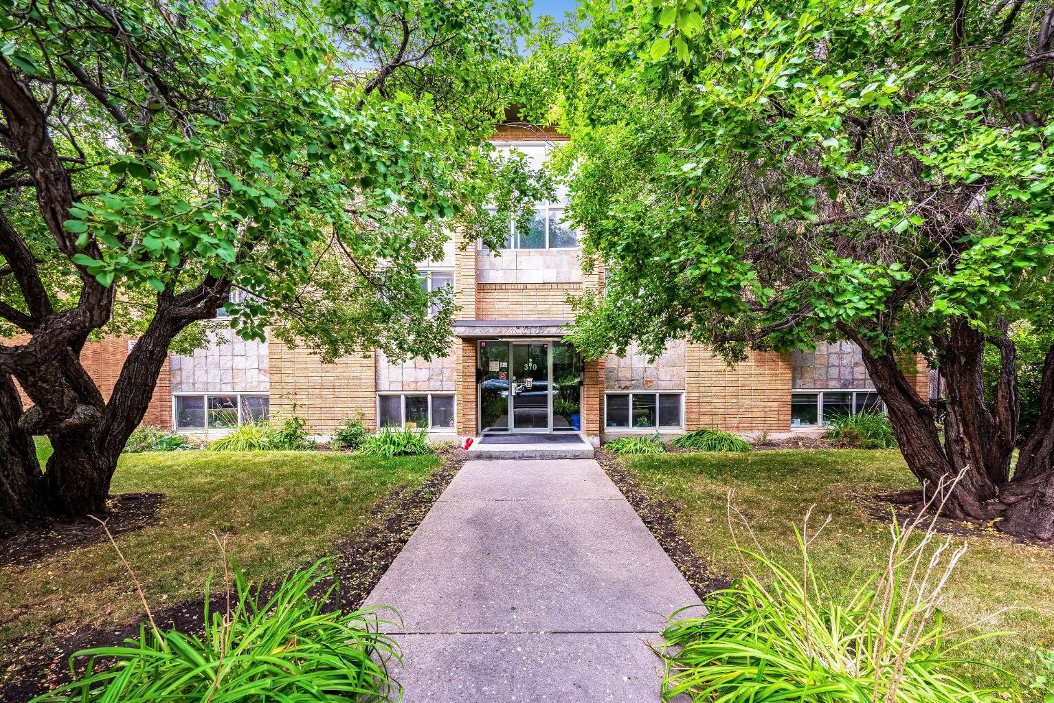 Property Photo: 310 22 Avenue SW 4 AB T2S 0H4