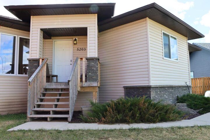 Property Photo:  5203 52B Avenue  AB T0H 3N0 