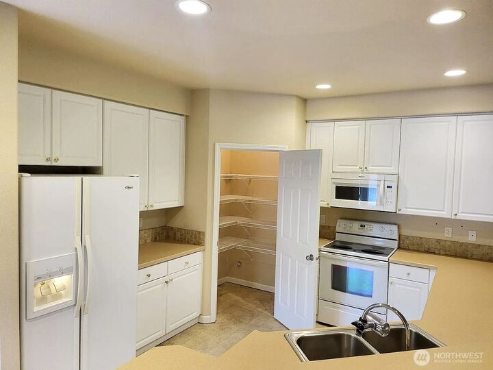 Property Photo:  3301  Park Lane A  WA 98274 