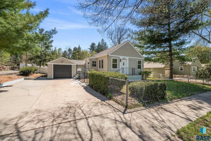 Property Photo:  213 E 32nd St  SD 57105 