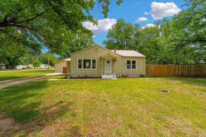 Property Photo:  320 N Poplar  KS 67039 