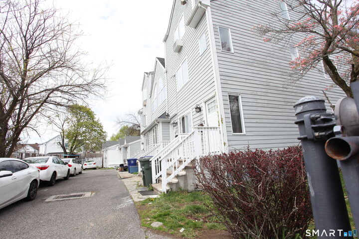 Property Photo:  
