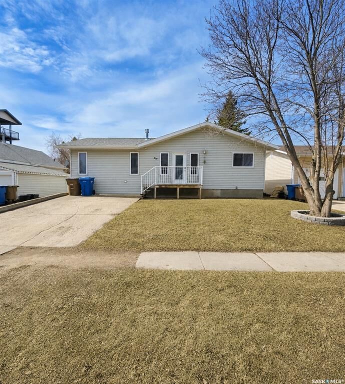 Property Photo: 219 Crawford Avenue W SK S0E 1A0