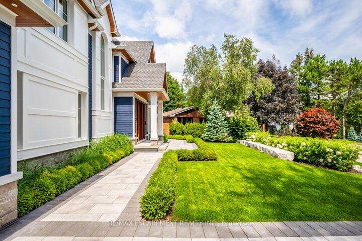 Property Photo: 1618 Dogwood Trail ON L5G 3A5