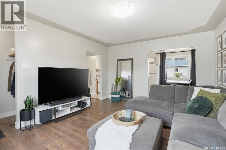 Property Photo:  437 W Avenue N  SK S7L 3G9 