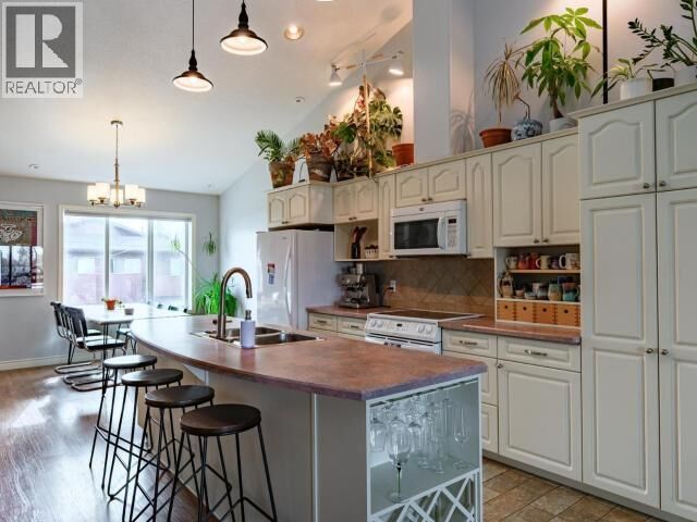 Property Photo:  5-4924 43 Street  NT X1A 1J7 