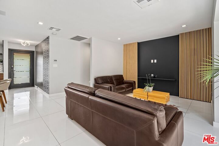 Property Photo:  22263 Buena Ventura St  CA 91364 