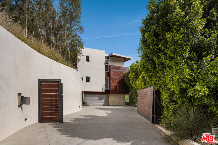 Property Photo: 1700 Queens Ct CA 90069
