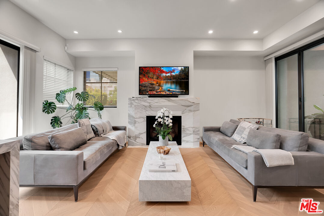Property Photo:  652 Huntley Dr  CA 90069 