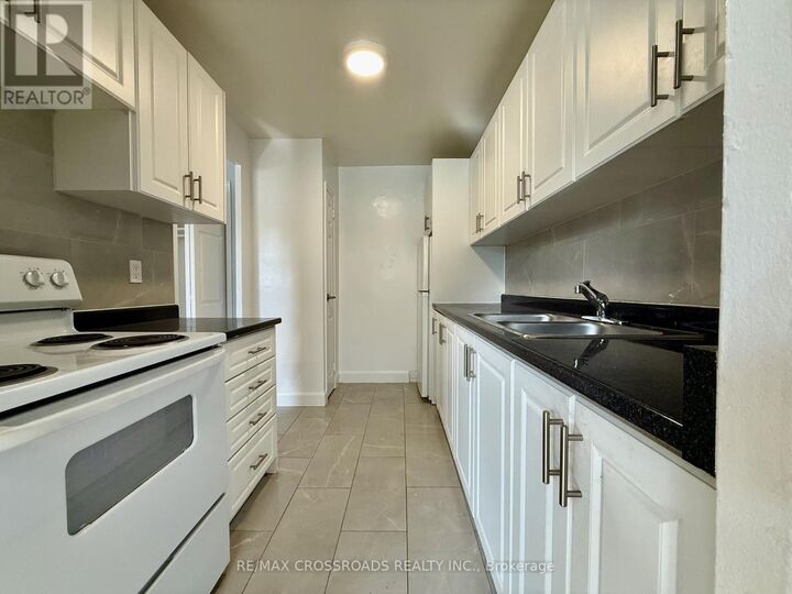 Property Photo:  363 Lakeshore Road East 103  ON L5G 1H7 