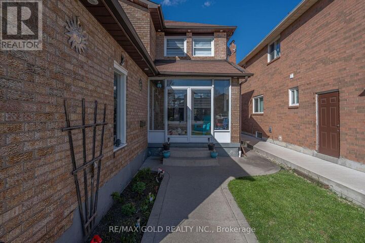 Property Photo:  103 Lord Simcoe Drive  ON L6S 5H4 