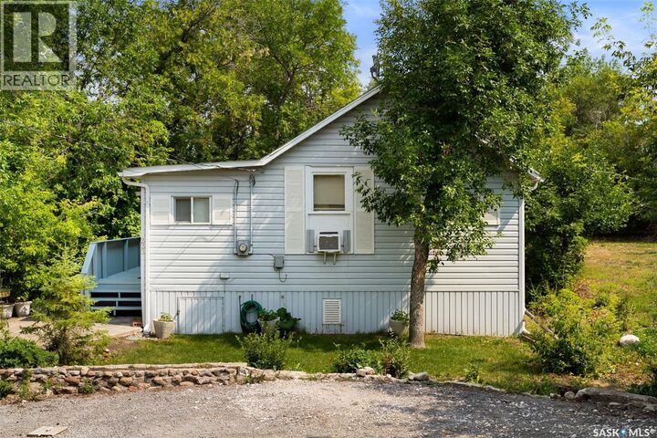 Property Photo:  223 2nd Street E  SK S0G 4C0 