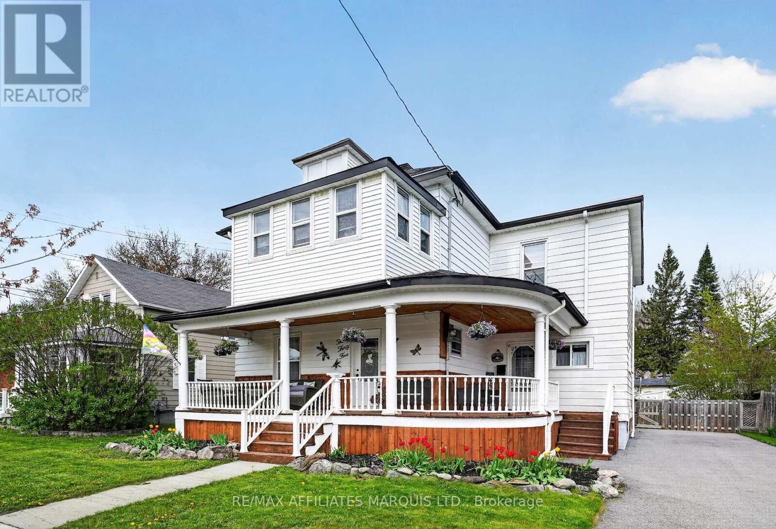 Property Photo:  335 Fifth Street East  ON K6H 2L9 