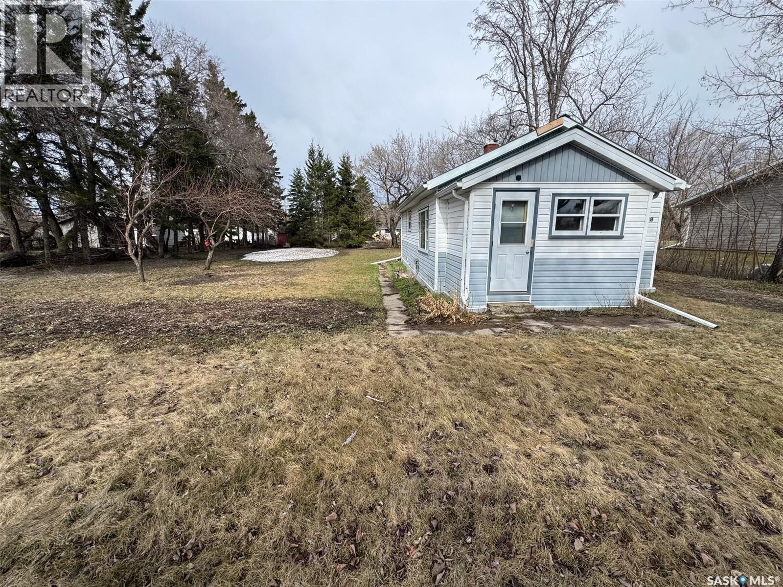 Property Photo:  228 2nd Avenue  SK S0K 4C0 