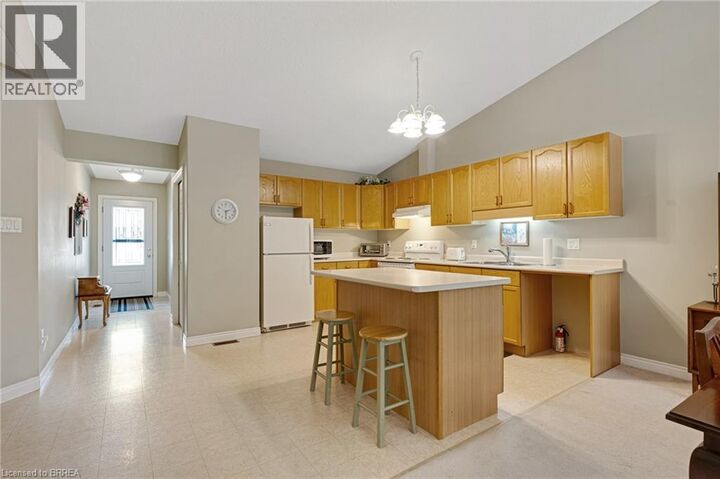Property Photo:  110 Somerset Road 4  ON N3R 5A8 