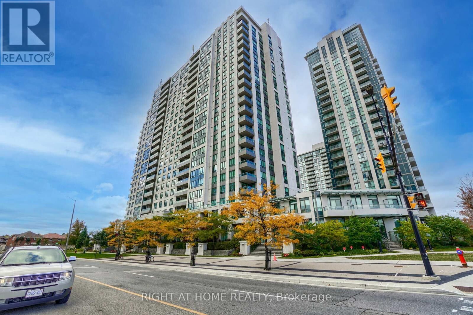 Property Photo:  335 Rathburn Road West 1117  ON L5B 0C8 