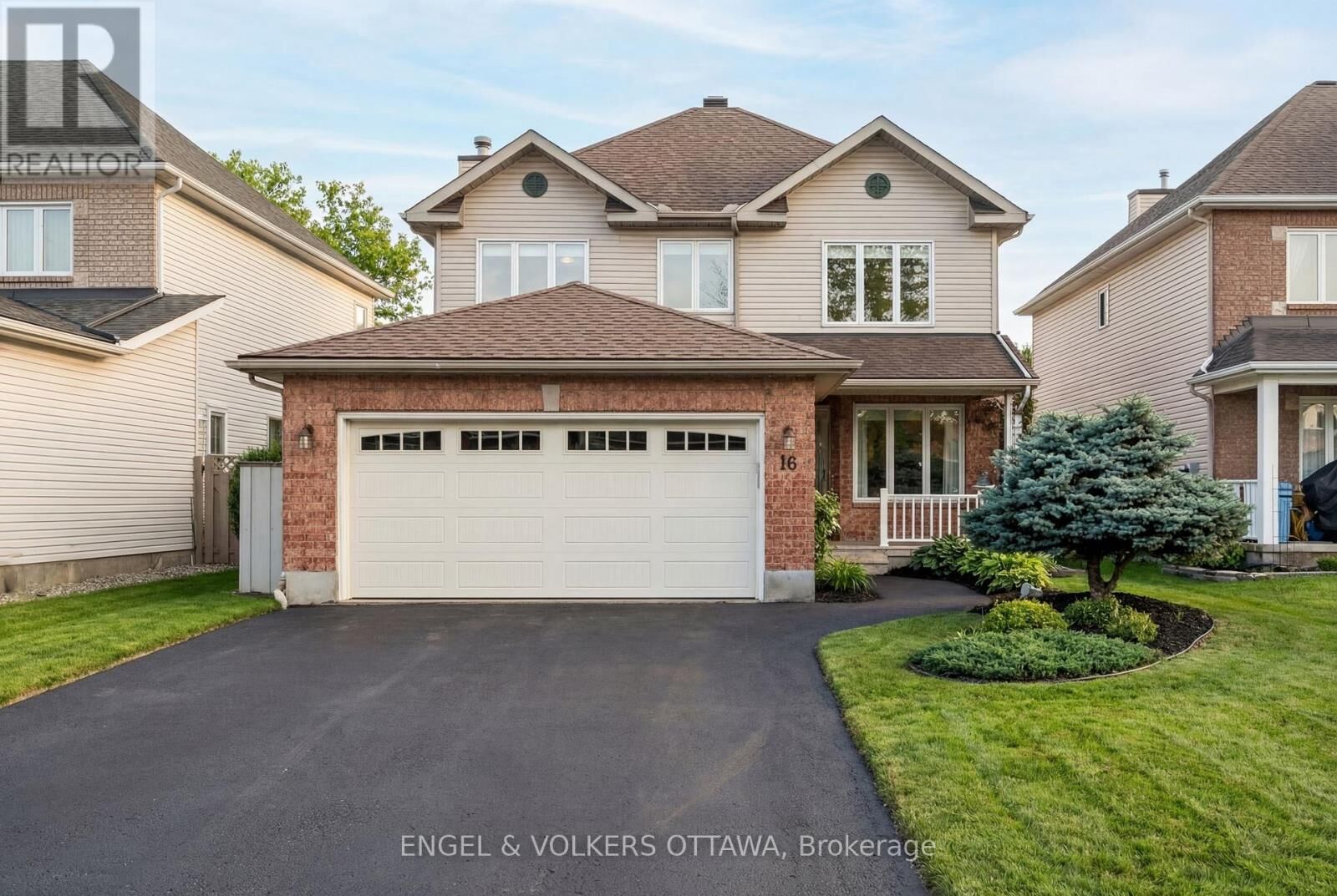 Property Photo:  16 Mayford Avenue  ON K2G 6A7 