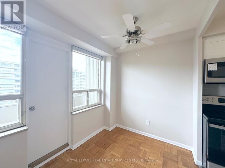 Property Photo:  565 Avenue Road 902  ON M4V 2J9 