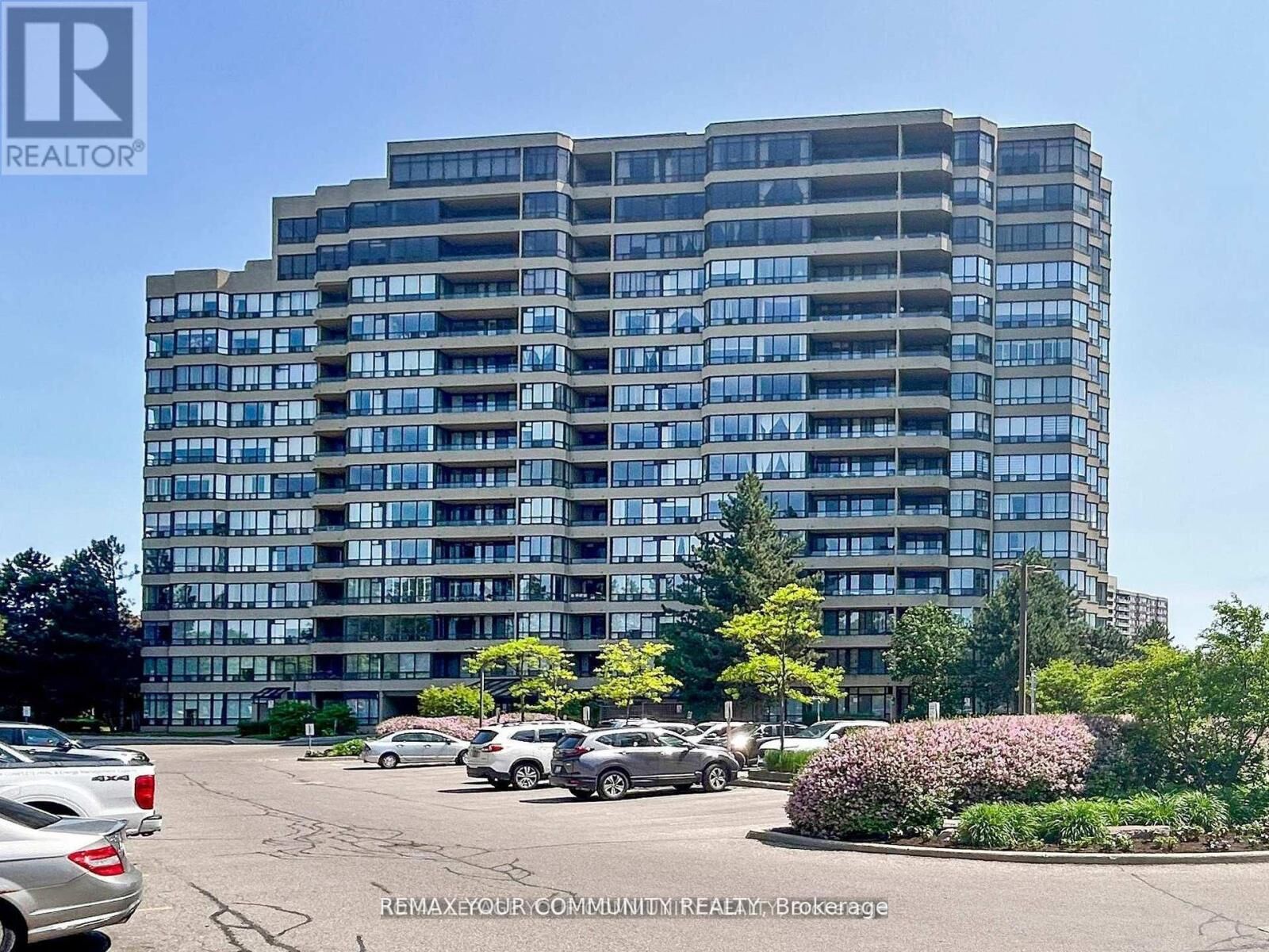 Property Photo:  32 Clarissa Drive 324  ON L4C 9R7 
