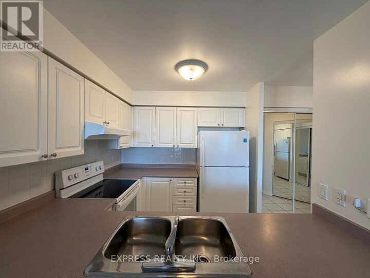 Property Photo:  8 Hillcrest Avenue 1518  ON M2N 6Y6 