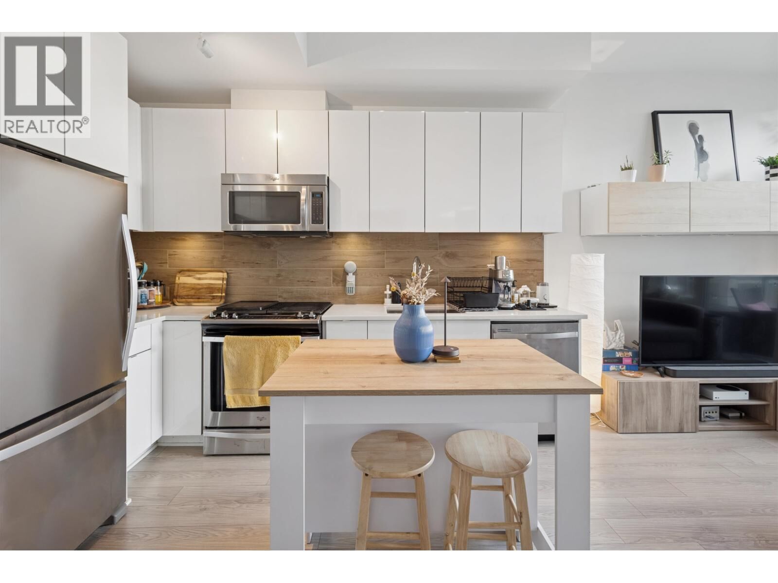 Property Photo:  200 Nelson'S Crescent 208  BC V3L 0H4 