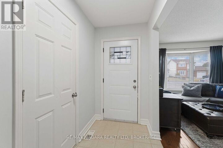 Property Photo:  41 Eastwood Drive  ON L3C 6W1 