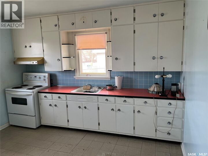 Property Photo:  1010 13th Street W  SK S6V 3H7 
