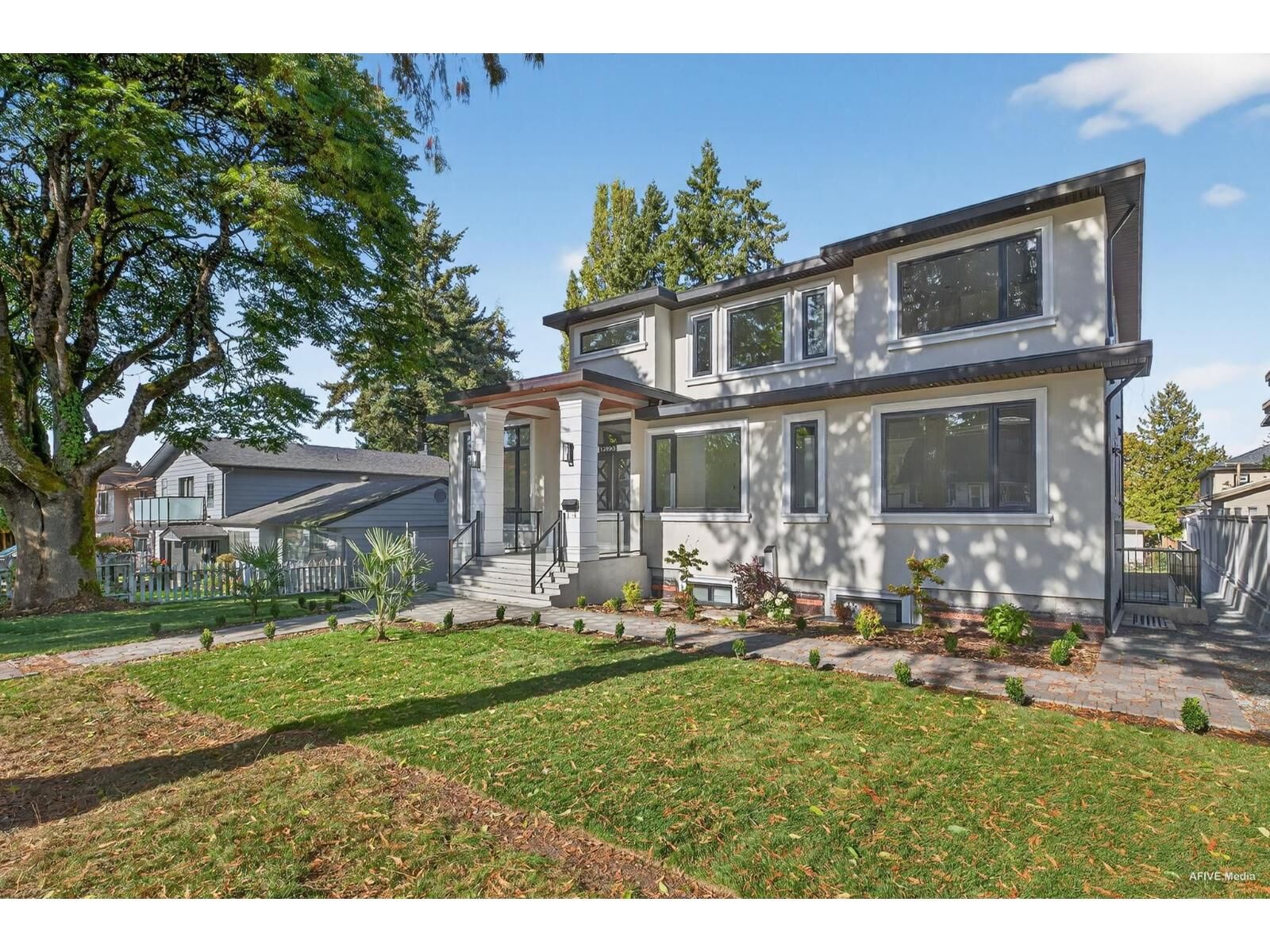 Photo de la propriété: 12893 107 Avenue BC V3T 2E8
