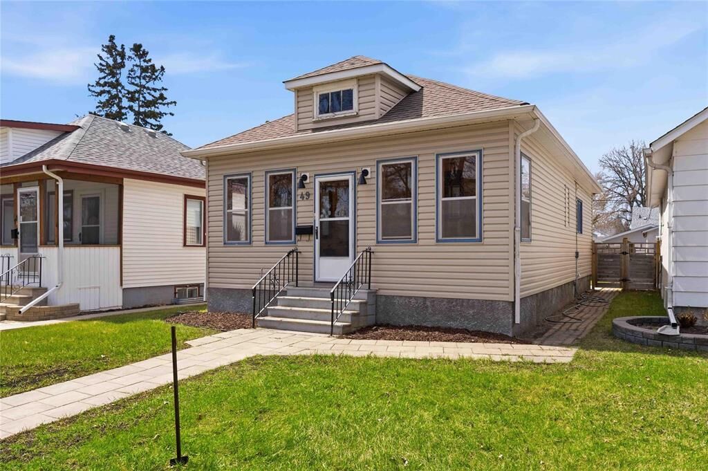 Property Photo: 49 Lloyd Street MB R2H 1Y6