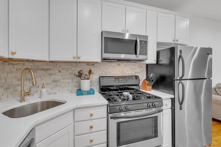 Property Photo:  349 7th St 1R  NJ 07302 