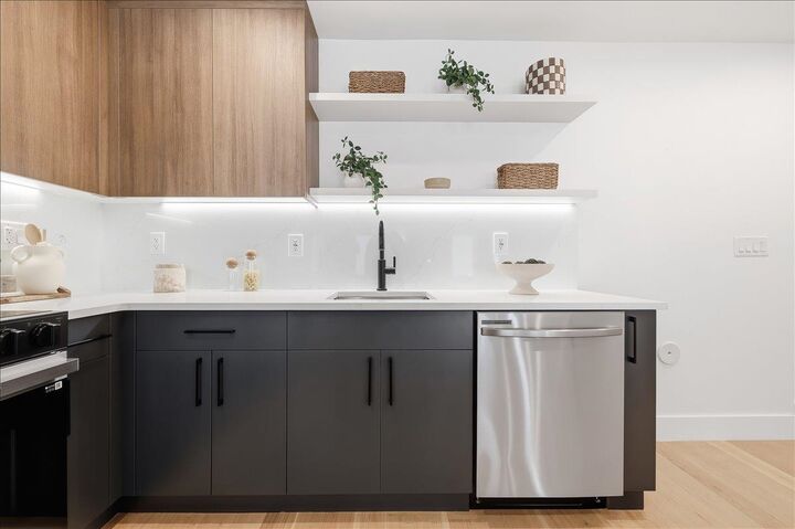 Property Photo:  105 Laidlaw Ave 4 (Aka Adu)  NJ 07306 