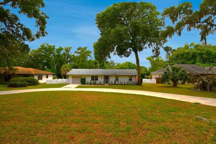 Property Photo: 2898 Alameda Del Norte FL 32726