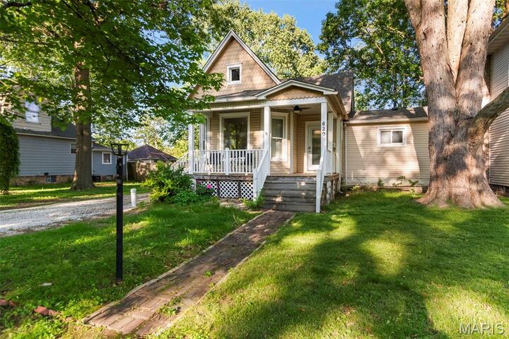 Property Photo:  620 N Walnut Street  IL 62056 