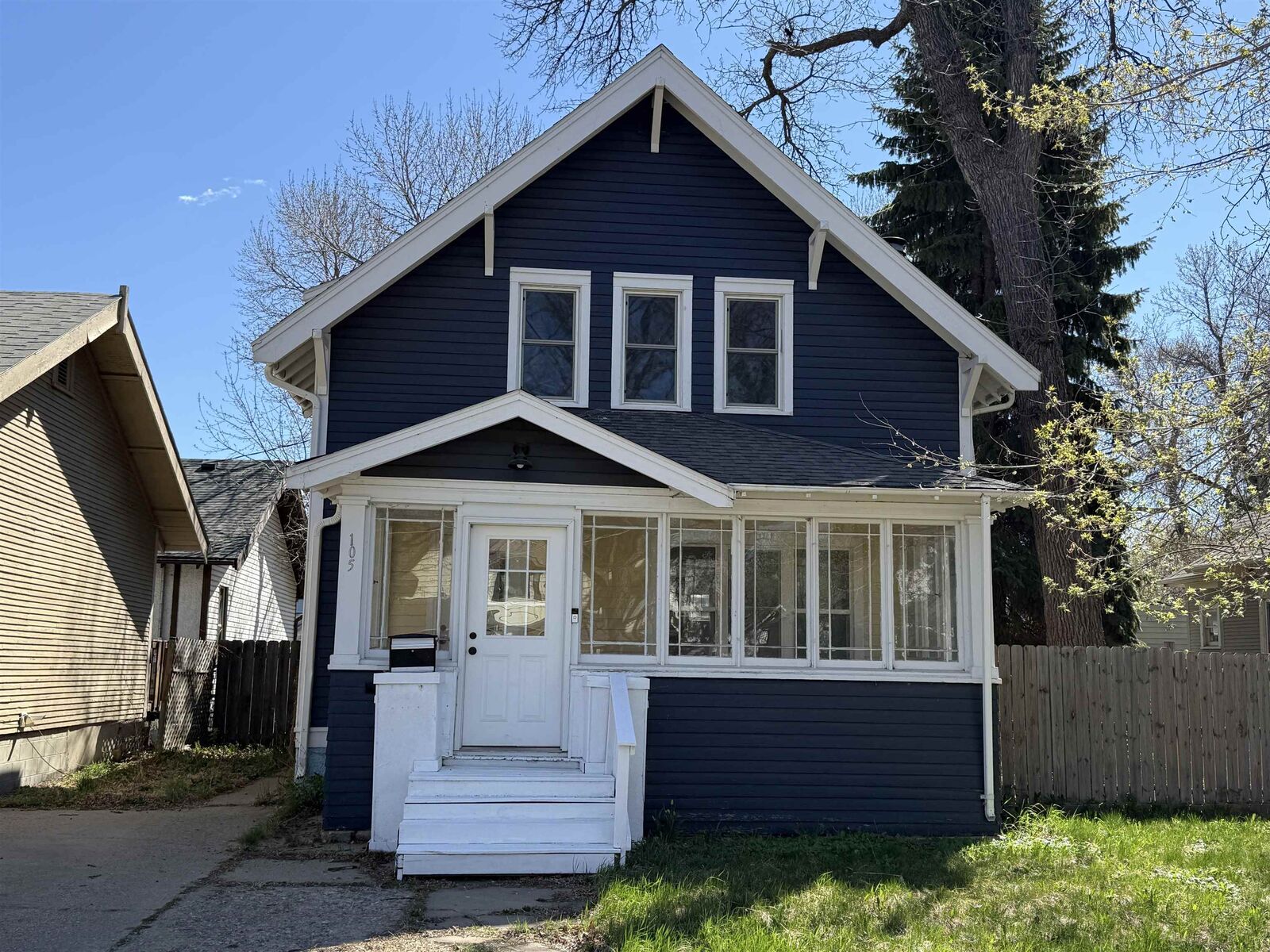 Property Photo:  105 7th St SE  ND 58701 