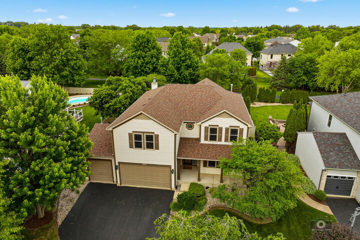 Property Photo:  1000 Butterfield Circle E  IL 60404 