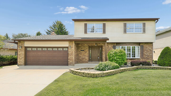 Property Photo:  909 W Surrey Road  IL 60101 