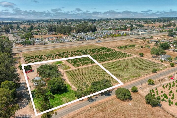 Property Photo:  584 S Oakglen  CA 93444 