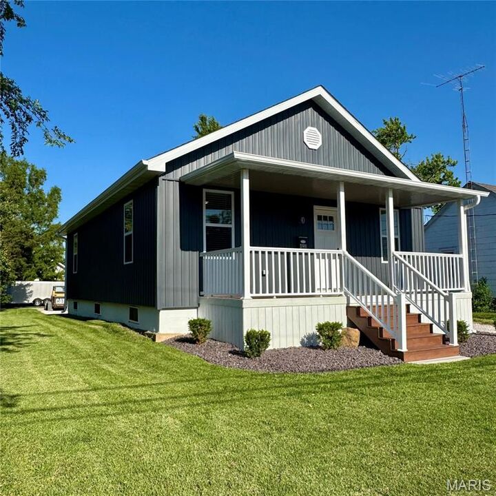 Property Photo:  423 N Pine Street  MO 63775 