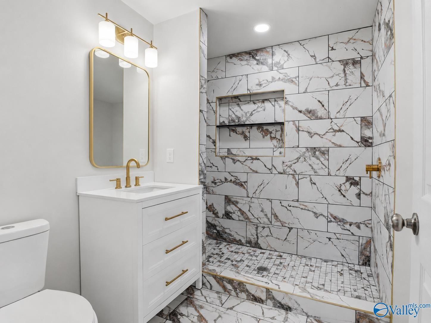 Property Photo:  2908 Hilltop Terrace  AL 35810 
