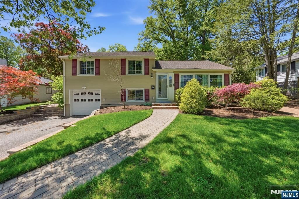 Property Photo:  12 Willis Drive  NJ 07624 
