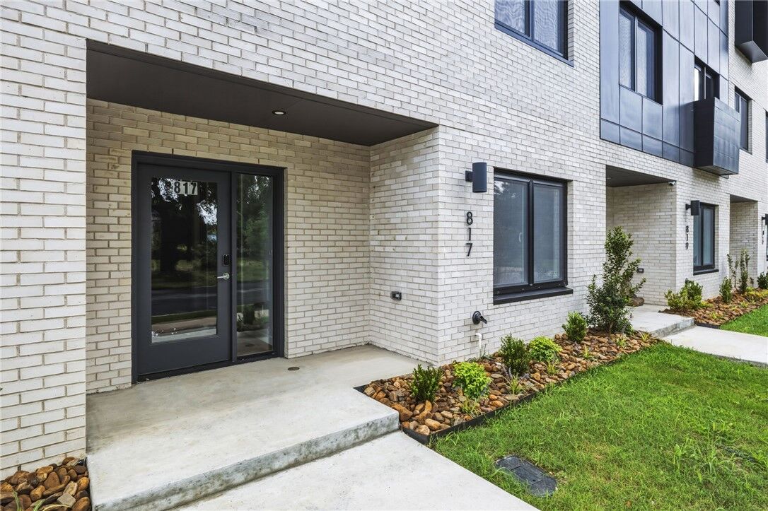 Property Photo:  821 SE H Street  AR 72712 