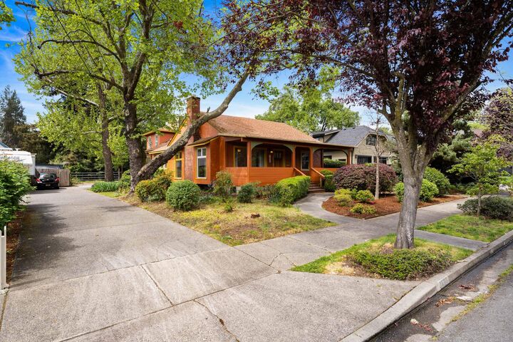 Property Photo:  1432 NW Lawnridge Avenue  OR 97526 