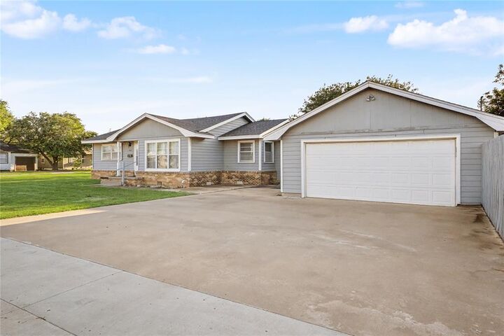 Property Photo:  1221 Hickory Street  OK 73521 