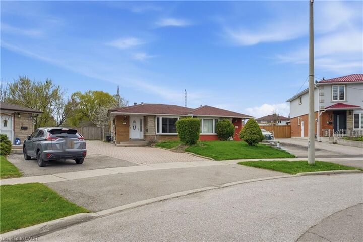Property Photo:  418 Ginger Downs  ON L5A 3A7 