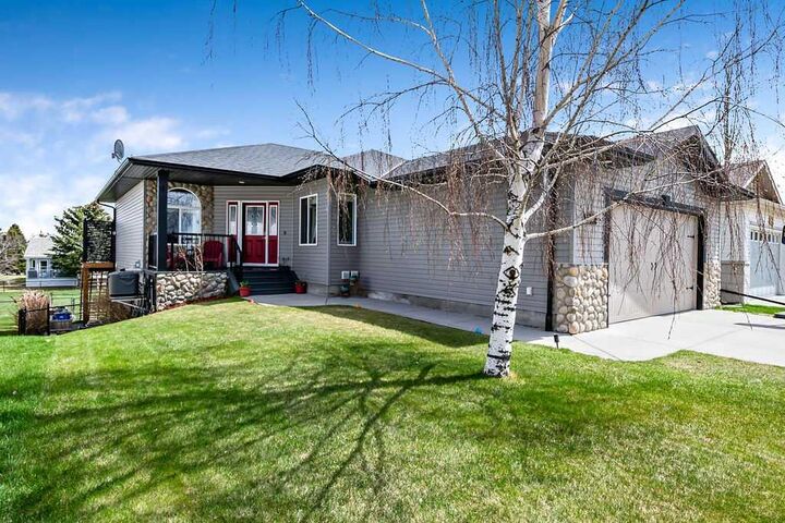 Property Photo:  506 High Park Boulevard NW  AB T1V 2C4 