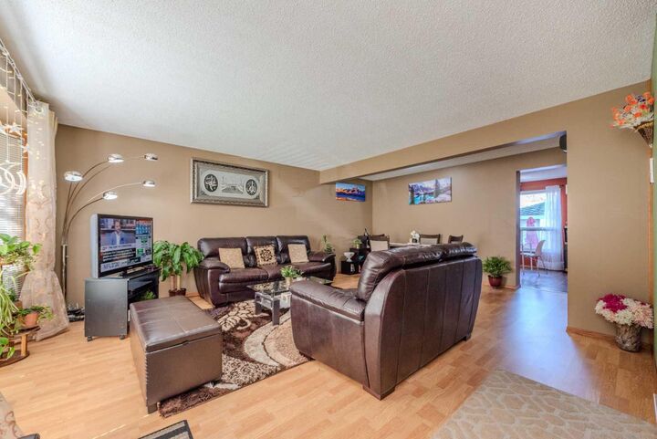 Property Photo:  78 Queen Anne Close SE  AB T2J 6E5 